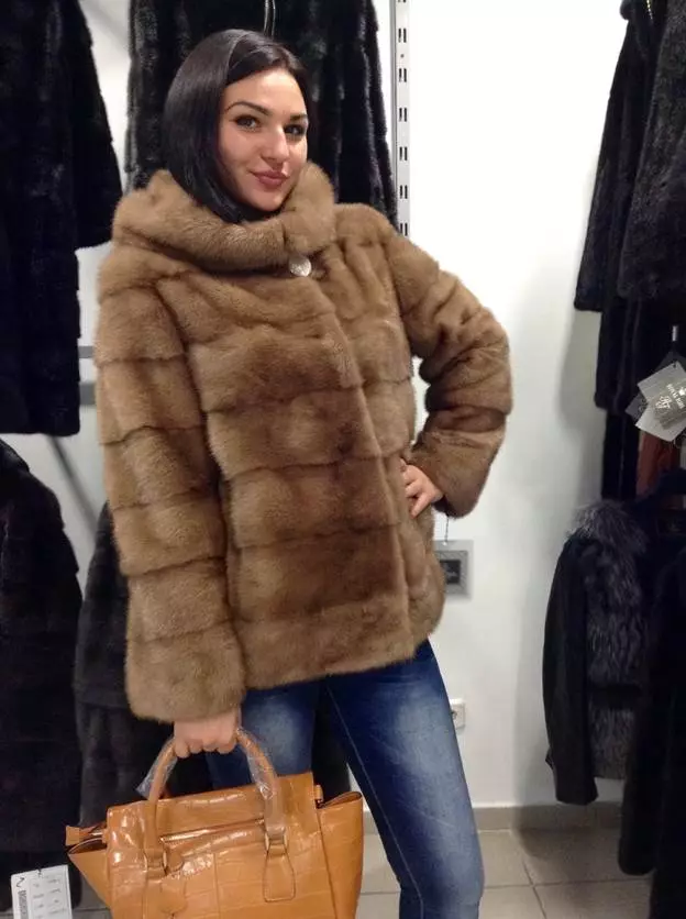 Korte frakker (116 billeder): Hvad skal man bære en kort Mouton Fur Coat, Chernoburki, kanin 747_9