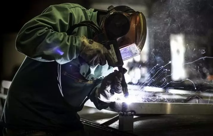 Welder-argon: Hvad er arbejdet? Hvor skal man lære Argon-Arc Welding? Funktioner i erhvervet 7487_4