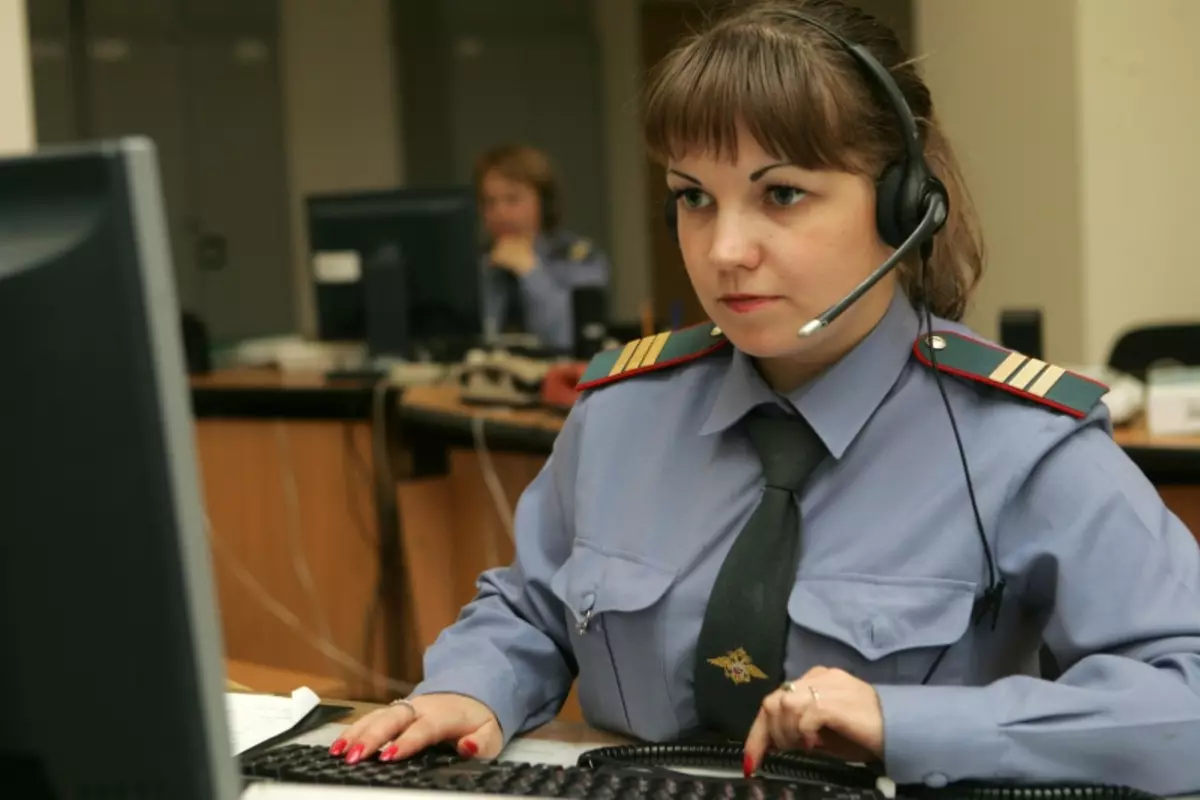 Работать милиционером. Девушка полицейский. Женщины в полиции России. Женские профессии в полиции. Женщины в правоохранительных органах.