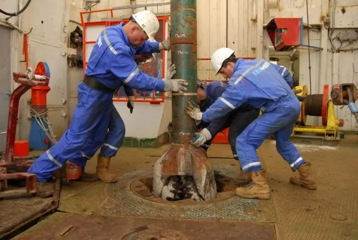 Assistent de perforació: descàrregues i treballs de formació en el camp de la producció de petroli i gas, responsabilitats laborals i salaris 7527_2