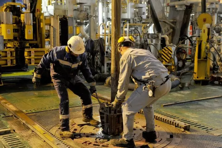 Assistent de perforació: descàrregues i treballs de formació en el camp de la producció de petroli i gas, responsabilitats laborals i salaris 7527_3
