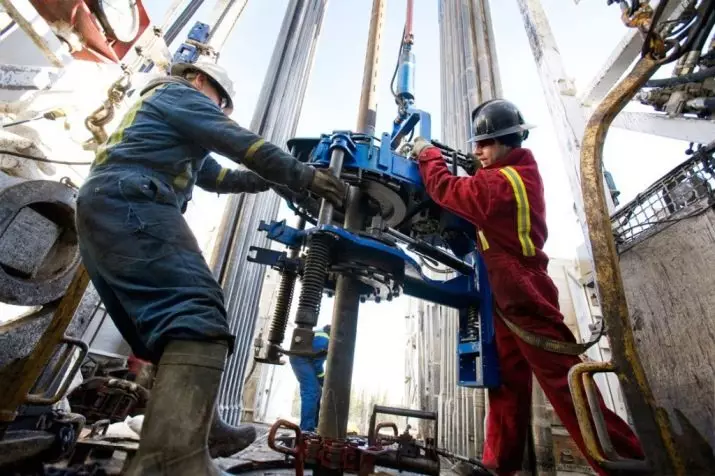 Βοηθός του Driller: απορρίψεις και εργασίες κατάρτισης στον τομέα της παραγωγής πετρελαίου και φυσικού αερίου, ευθύνες εργασίας και μισθού 7527_8