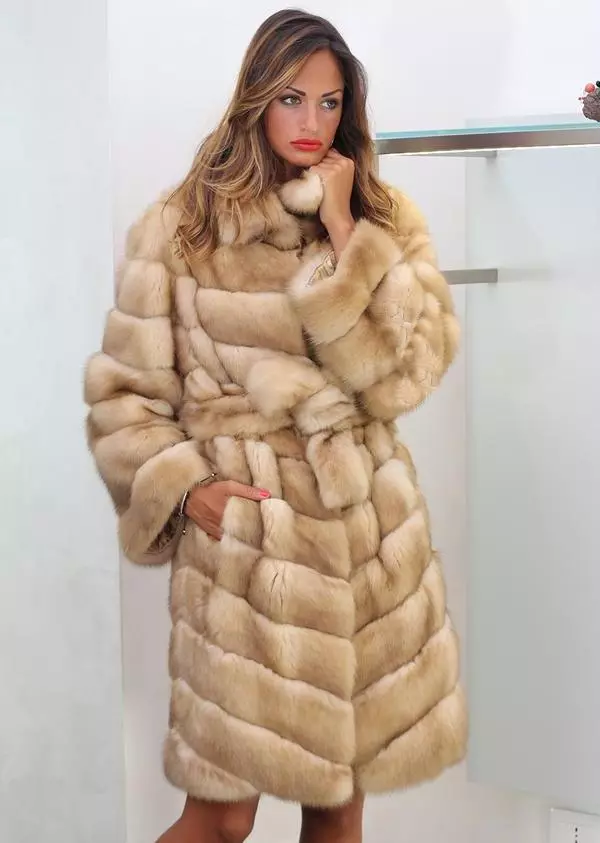 Sable Fur Coat (73 Bilder): Hvor mye er en sobulær pelsjakke, vurderinger 754_28