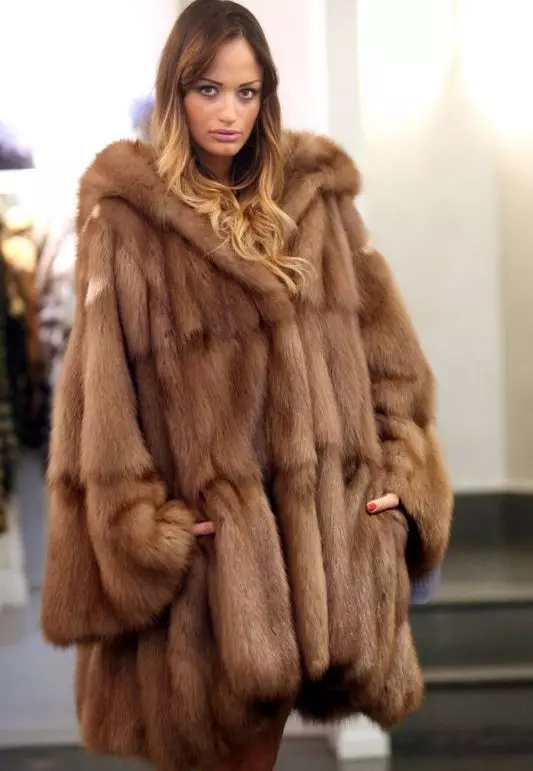 Sable fur coat (73 mga larawan): Magkano ang isang sobular fur amerikana, mga review 754_30