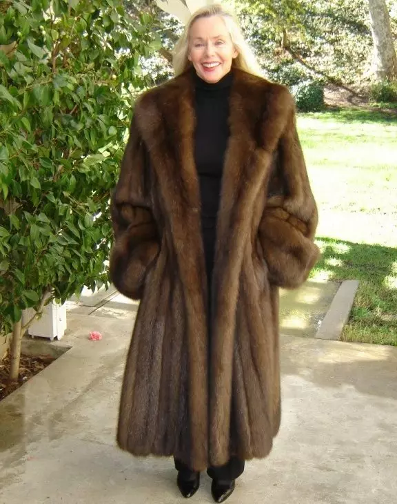 Sable Fur Coat (73 Bilder): Hvor mye er en sobulær pelsjakke, vurderinger 754_34