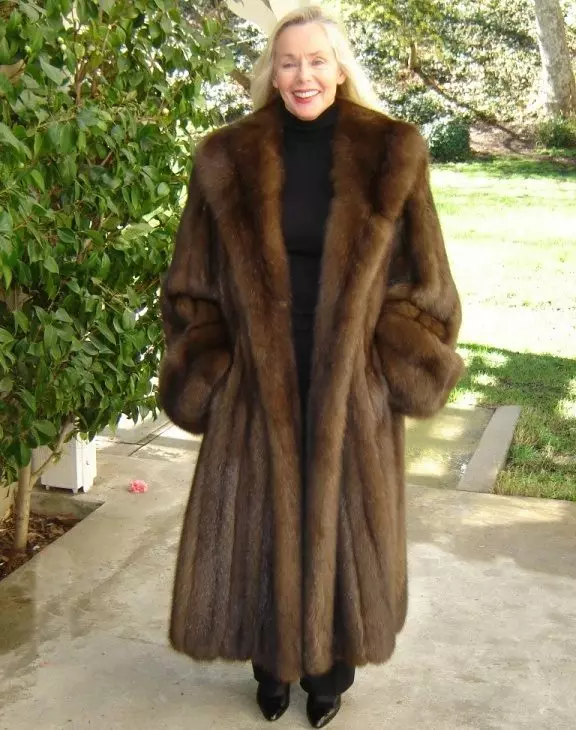 Sable fur coat (73 mga larawan): Magkano ang isang sobular fur amerikana, mga review 754_34