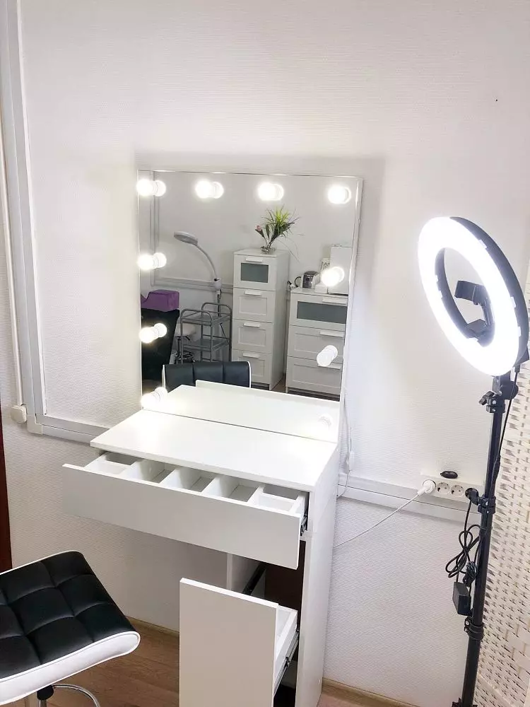 De werkplek van de Eyebrowsist (36 foto's): de keuze van de stoel met een hoofdsteun en andere meubels, het ontwerp van het kantoor thuis. Hoe rust je uit? 7568_4