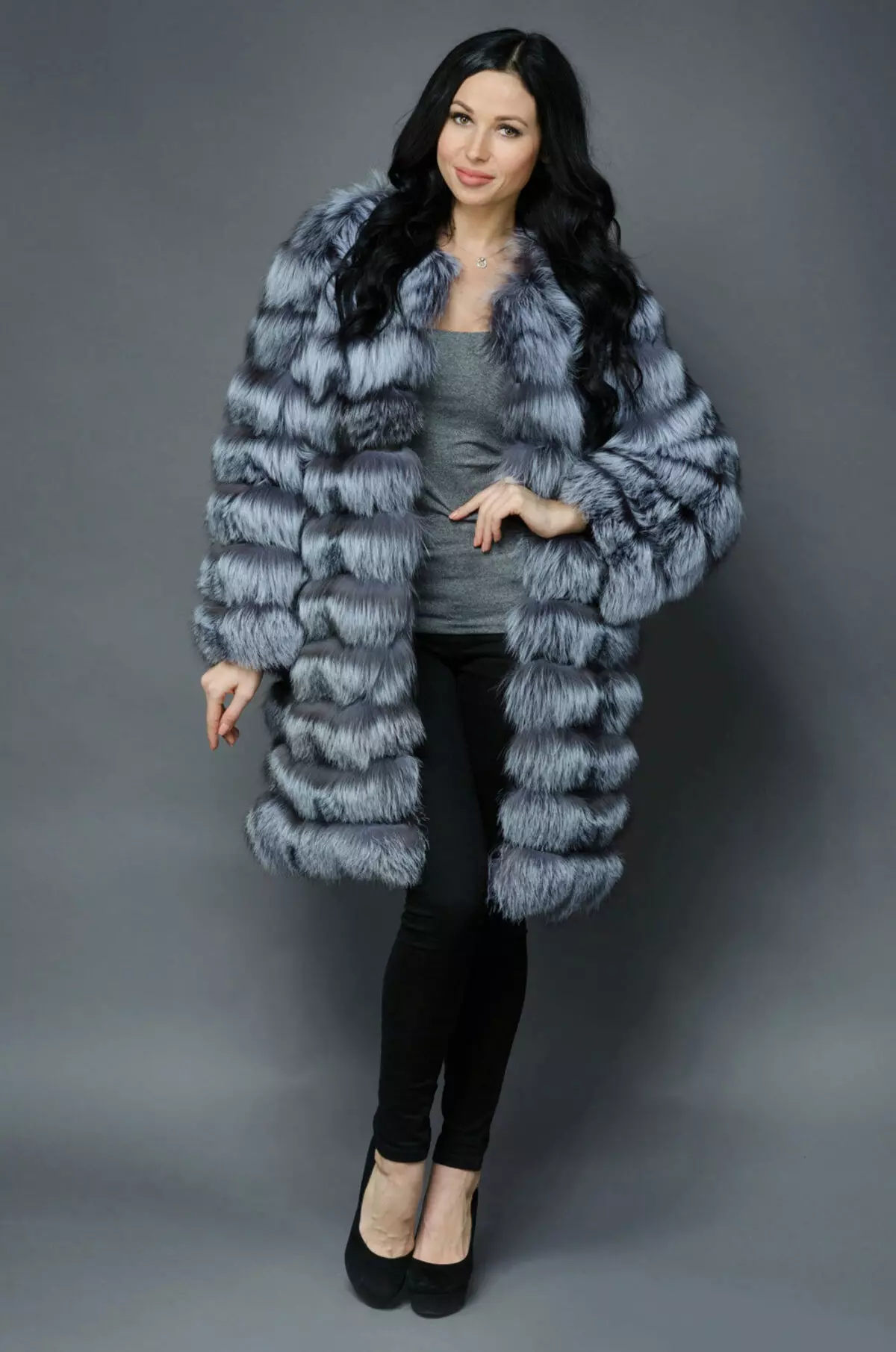 Shinchilla кожено палто (91 снимки): колко е бял, кафяв, нарязан, какво палто на чинчила, трикотаж, ревюта 759_30