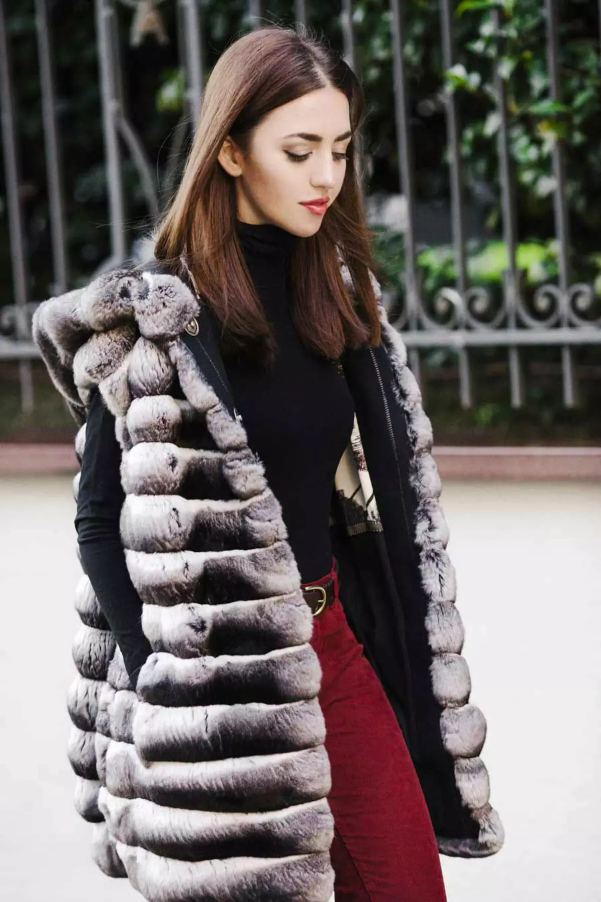 Shinchilla γούνα παλτό (91 φωτογραφίες): Πόσο είναι, λευκό, καφέ, κομμένο, τι παλτό τσιντσιλά, πλεκτά, σχόλια 759_45