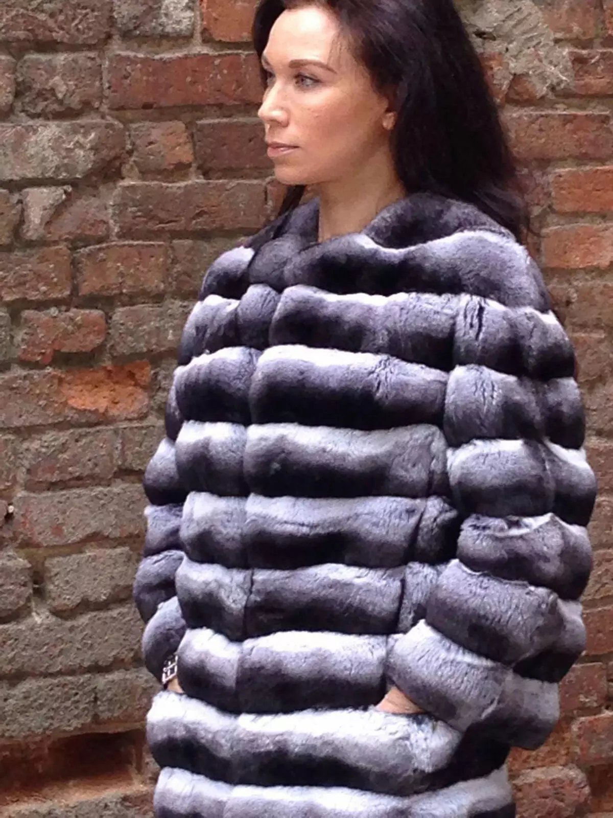 Shinchilla кожено палто (91 снимки): колко е бял, кафяв, нарязан, какво палто на чинчила, трикотаж, ревюта 759_48