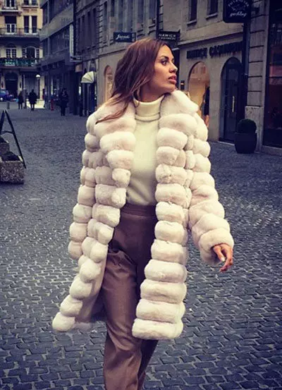 Shinchilla γούνα παλτό (91 φωτογραφίες): Πόσο είναι, λευκό, καφέ, κομμένο, τι παλτό τσιντσιλά, πλεκτά, σχόλια 759_60
