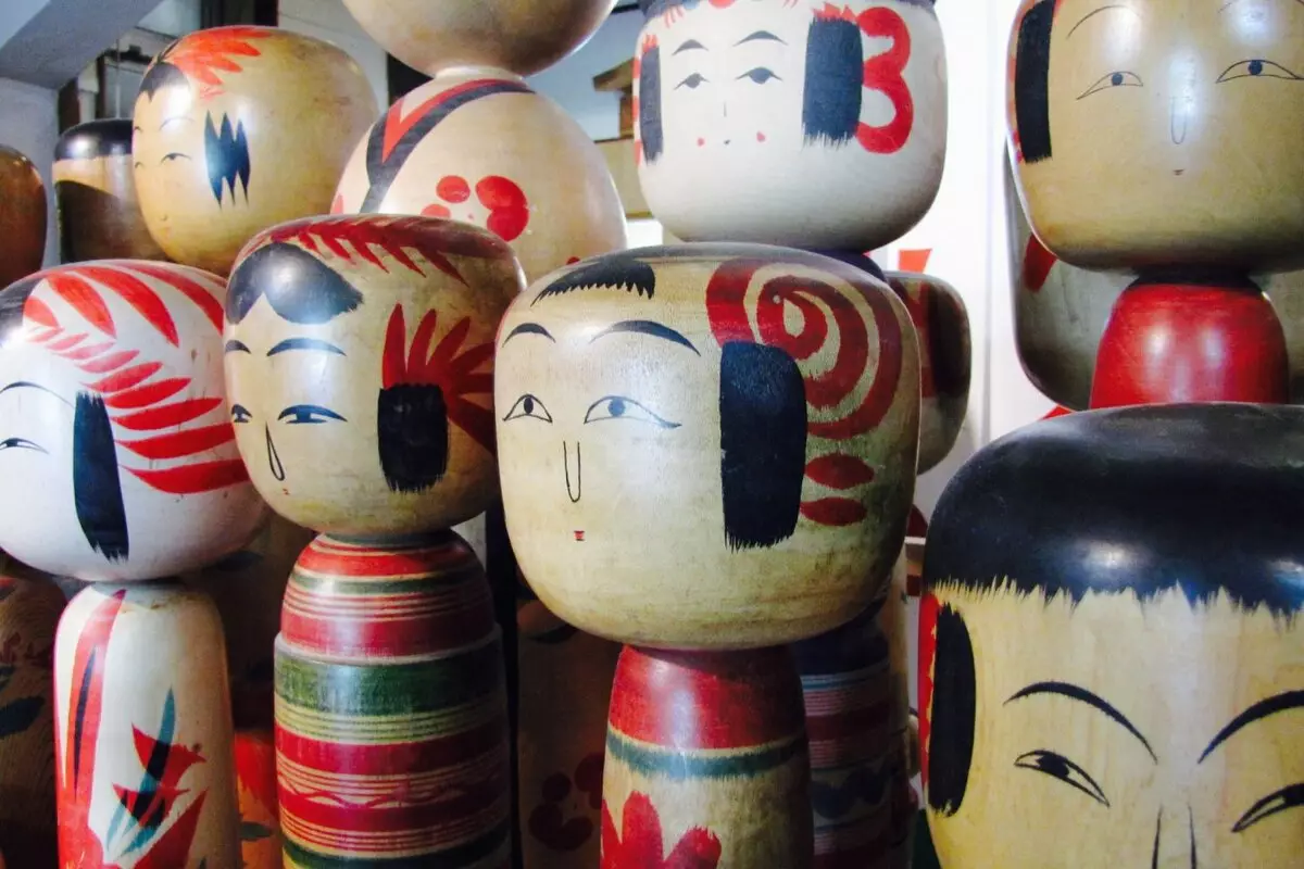 Kokeshi: De geschiedenis van Japanse poppen, hun betekenis. Beschrijving van houten poppen. Wat het is? 7603_16