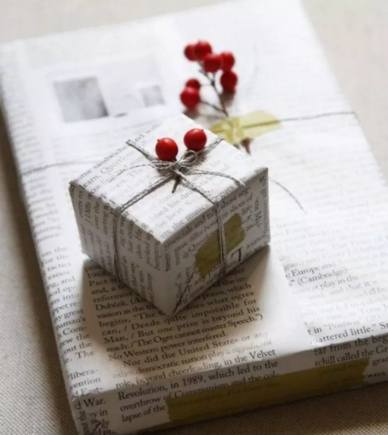 Как да украсят кутия за подарък? Декорация на кутията за подарък със собствените си ръце вътре и отвън, красиви рожден ден идеи и за новата година 7605_15