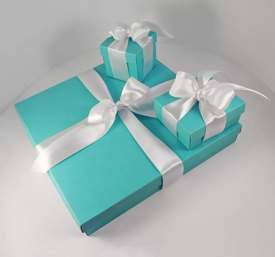 Как да украсят кутия за подарък? Декорация на кутията за подарък със собствените си ръце вътре и отвън, красиви рожден ден идеи и за новата година 7605_26