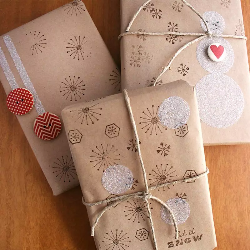 Набор подарочной бумаги. Подарки и упаковка. Упаковка подарка в крафт бумагу. Креативная упаковка подарка. Упаковка подарков из крафтовой бумаги.