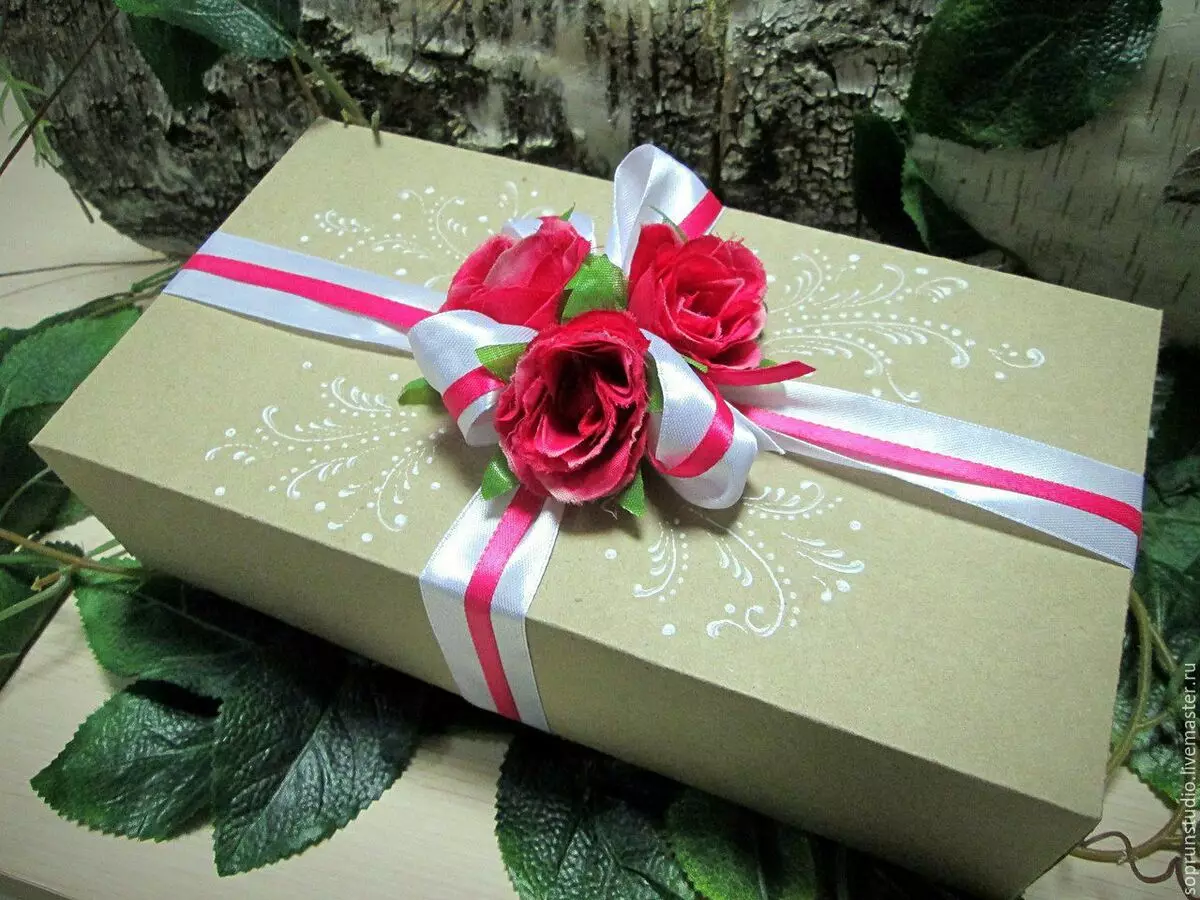 Как да украсят кутия за подарък? Декорация на кутията за подарък със собствените си ръце вътре и отвън, красиви рожден ден идеи и за новата година 7605_32