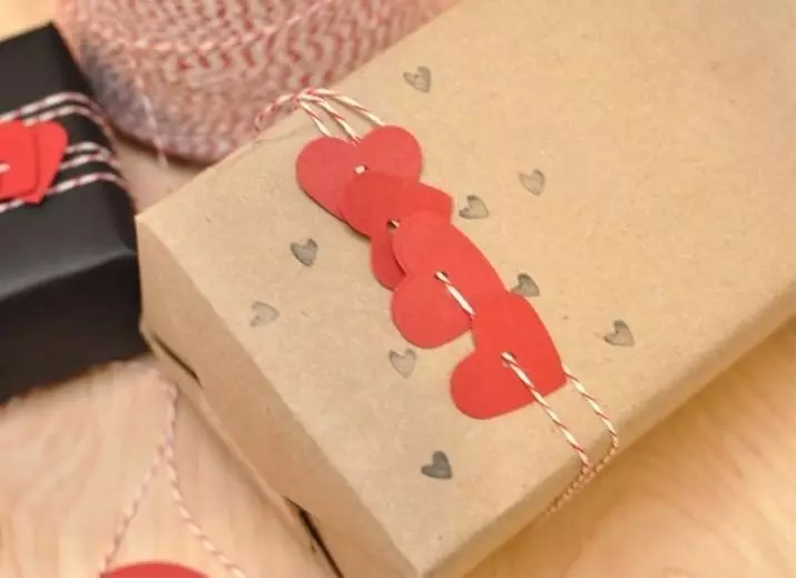 Как да украсят кутия за подарък? Декорация на кутията за подарък със собствените си ръце вътре и отвън, красиви рожден ден идеи и за новата година 7605_33