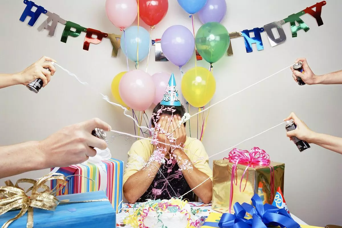 성인 생일에 대한 아이디어 : 재미있는 시나리오, 창조적 인 휴가 아이디어의 개요. 생일을 비정상적으로 축하하는 방법은 무엇입니까? 데님과 다른 당사자의 조직 7606_5