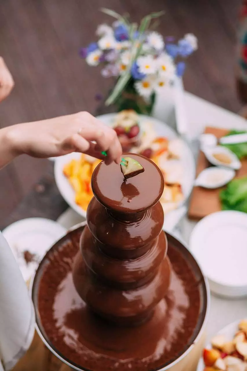 Чоколадо за чоколадна фонтана: Што е соодветно и како да го користите? Белгиско чоколадо, а другиот. Што е подобро да се избере и како тоа треба да биде? 7607_5