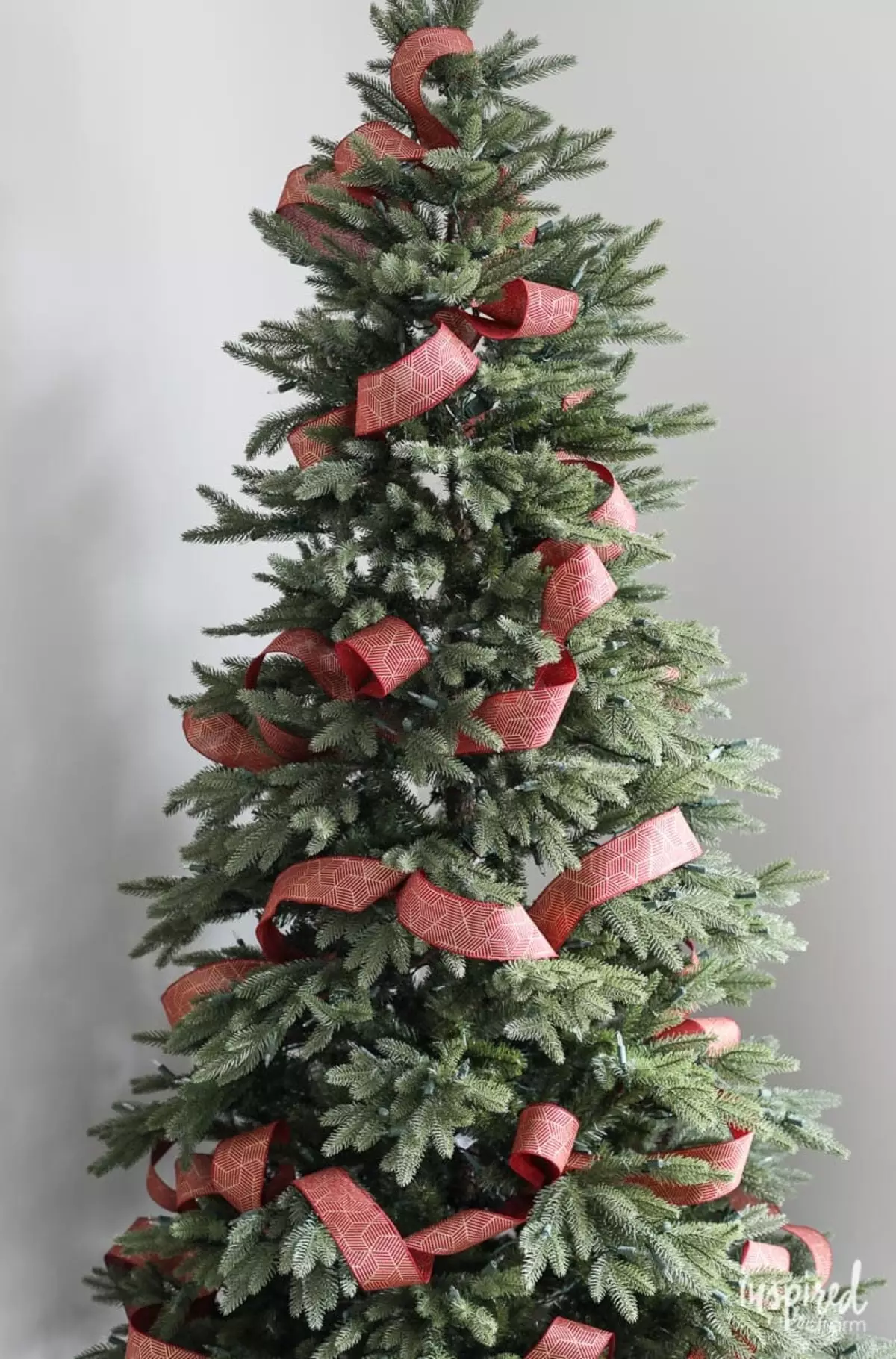 How to decorate the Christmas tree with ribbons? 46 Photo decorations made of decorative ribbons from organza, beautiful decoration of the Christmas tree with your own hands. How to dress with a New Year tree with bows from ribbons? 7612_15