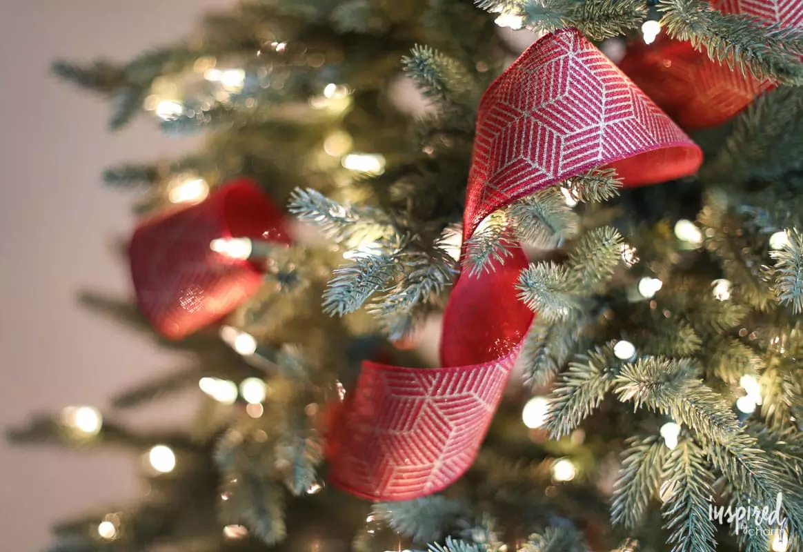 How to decorate the Christmas tree with ribbons? 46 Photo decorations made of decorative ribbons from organza, beautiful decoration of the Christmas tree with your own hands. How to dress with a New Year tree with bows from ribbons? 7612_19