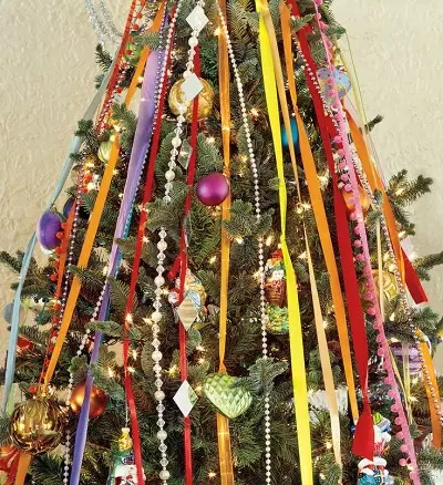 How to decorate the Christmas tree with ribbons? 46 Photo decorations made of decorative ribbons from organza, beautiful decoration of the Christmas tree with your own hands. How to dress with a New Year tree with bows from ribbons? 7612_23