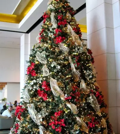 How to decorate the Christmas tree with ribbons? 46 Photo decorations made of decorative ribbons from organza, beautiful decoration of the Christmas tree with your own hands. How to dress with a New Year tree with bows from ribbons? 7612_25