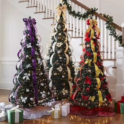 How to decorate the Christmas tree with ribbons? 46 Photo decorations made of decorative ribbons from organza, beautiful decoration of the Christmas tree with your own hands. How to dress with a New Year tree with bows from ribbons? 7612_31