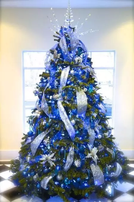 How to decorate the Christmas tree with ribbons? 46 Photo decorations made of decorative ribbons from organza, beautiful decoration of the Christmas tree with your own hands. How to dress with a New Year tree with bows from ribbons? 7612_44
