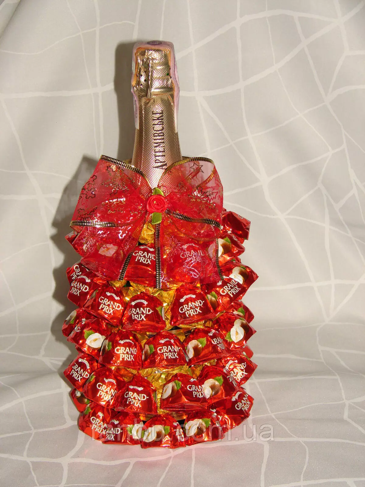 زينت الشمبانيا مع الحلوى للعام الجديد: الديكور زجاجة بأيديهم في شكل الأناناس، تصميم الذكور والديكور للنساء 7613_10