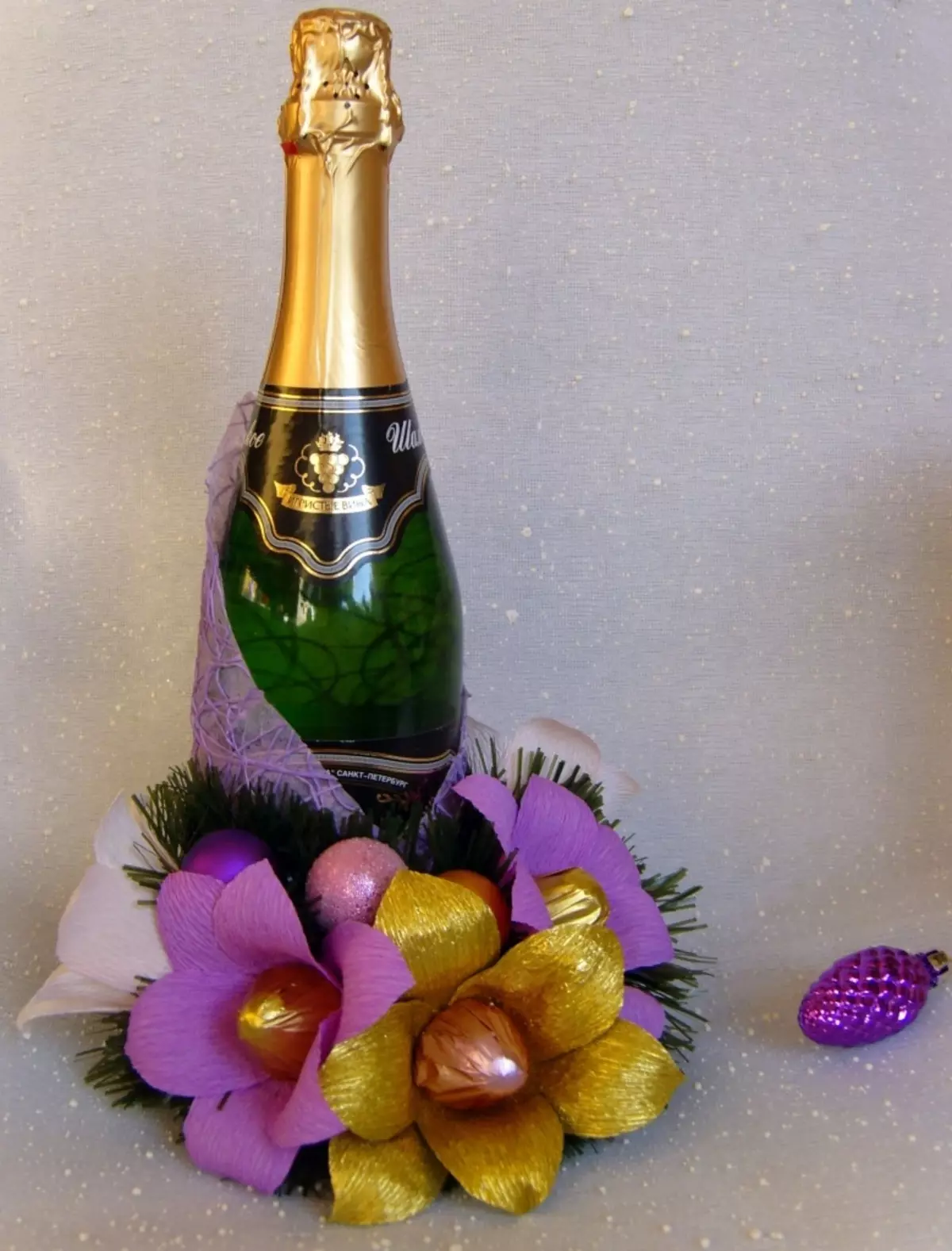 Champagne versier met lekkergoed vir die nuwe jaar: Bottle versiering met hul eie hande in die vorm van pynappel, manlike ontwerp en dekor vir vroue 7613_11