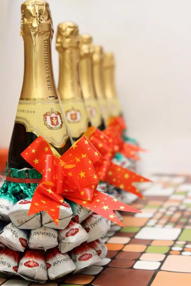 שמפניה מעוטרת עם ממתקים לשנה החדשה: קישוט בקבוק עם הידיים שלהם בצורה של אננס, עיצוב זכר ועיצוב לנשים 7613_12
