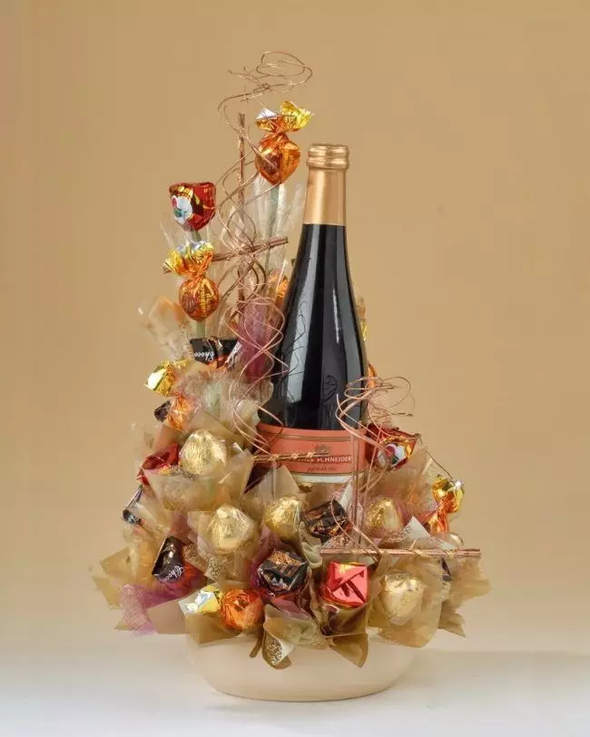 Շամպայնը զարդարված է Candy- ի համար Նոր տարվա համար. Շշի ձեւավորում իրենց ձեռքերով արքայախնձորի, տղամարդկանց դեկորների եւ դեկորի տեսքով 7613_13