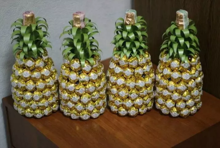 Champagne dekoruar me karamele për vitin e ri: dekoratë shishe me duart e tyre në formën e pineapple, dizajn mashkull dhe dekor për gratë 7613_2