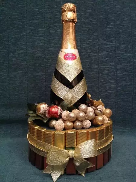 زينت الشمبانيا مع الحلوى للعام الجديد: الديكور زجاجة بأيديهم في شكل الأناناس، تصميم الذكور والديكور للنساء 7613_24