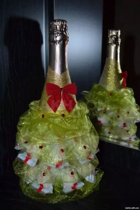 Champagne versier met lekkergoed vir die nuwe jaar: Bottle versiering met hul eie hande in die vorm van pynappel, manlike ontwerp en dekor vir vroue 7613_38