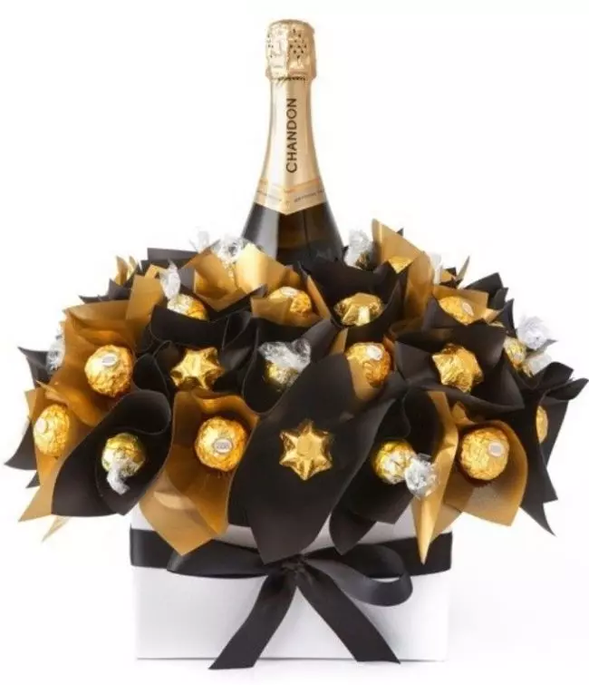 Champagne dihiasi dengan permen untuk tahun baru: dekorasi botol dengan tangan mereka sendiri dalam bentuk nanas, desain pria dan dekorasi untuk wanita 7613_4