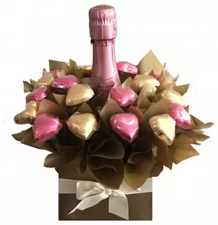 Шампањ украсени со бонбони за новата година: декорација на шишиња со свои раце во форма на ананас, машки дизајн и декор за жени 7613_43