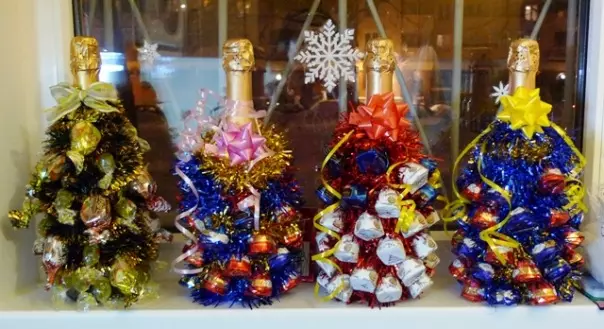Шампањ украсени со бонбони за новата година: декорација на шишиња со свои раце во форма на ананас, машки дизајн и декор за жени 7613_6