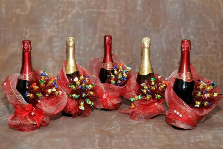 Champagne dihiasi dengan permen untuk tahun baru: dekorasi botol dengan tangan mereka sendiri dalam bentuk nanas, desain pria dan dekorasi untuk wanita 7613_8