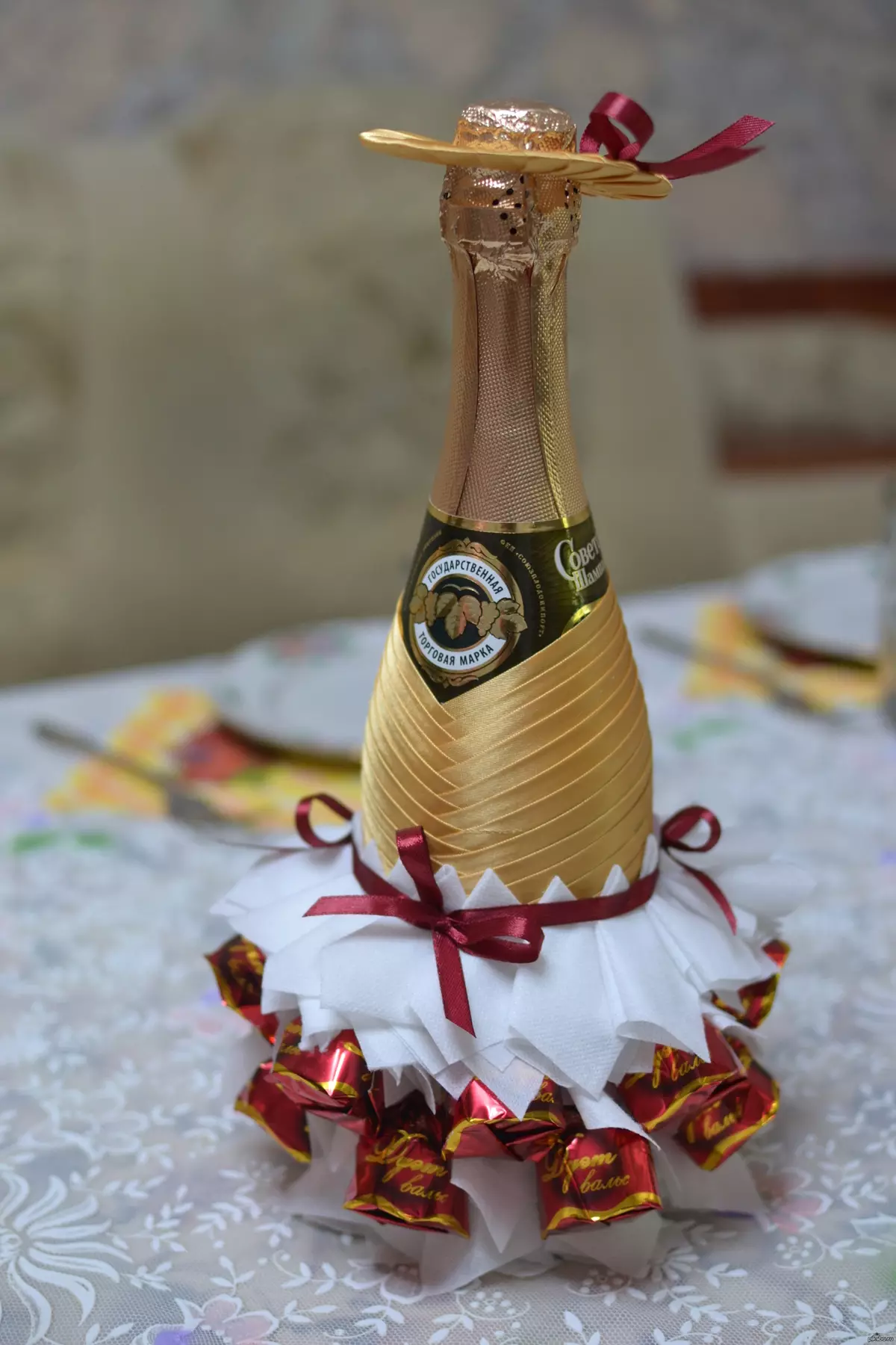 Шампањ украсени со бонбони за новата година: декорација на шишиња со свои раце во форма на ананас, машки дизајн и декор за жени 7613_9