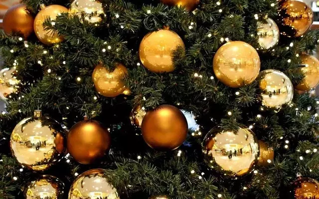 Kepiye dekorasi wit Natal kanthi bal? Dekorasi sing apik lan apik jambon, abang lan biru, ijo lan werni warni liyane 7614_10
