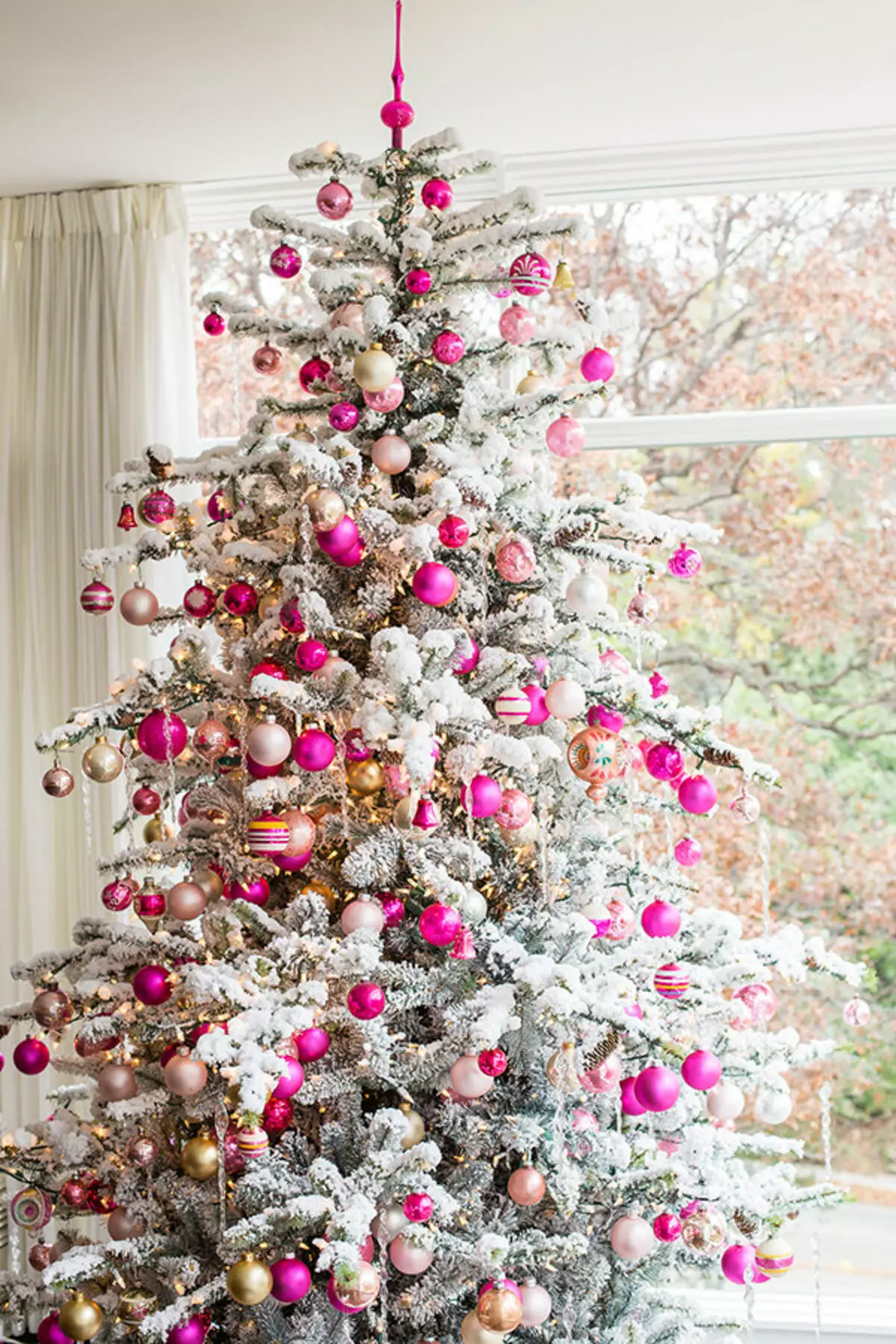 Quão lindamente decora a árvore de Natal com bolas? Decoração adequada e bonita rosa, vermelho e azul, verde e outras bolas coloridas 7614_15