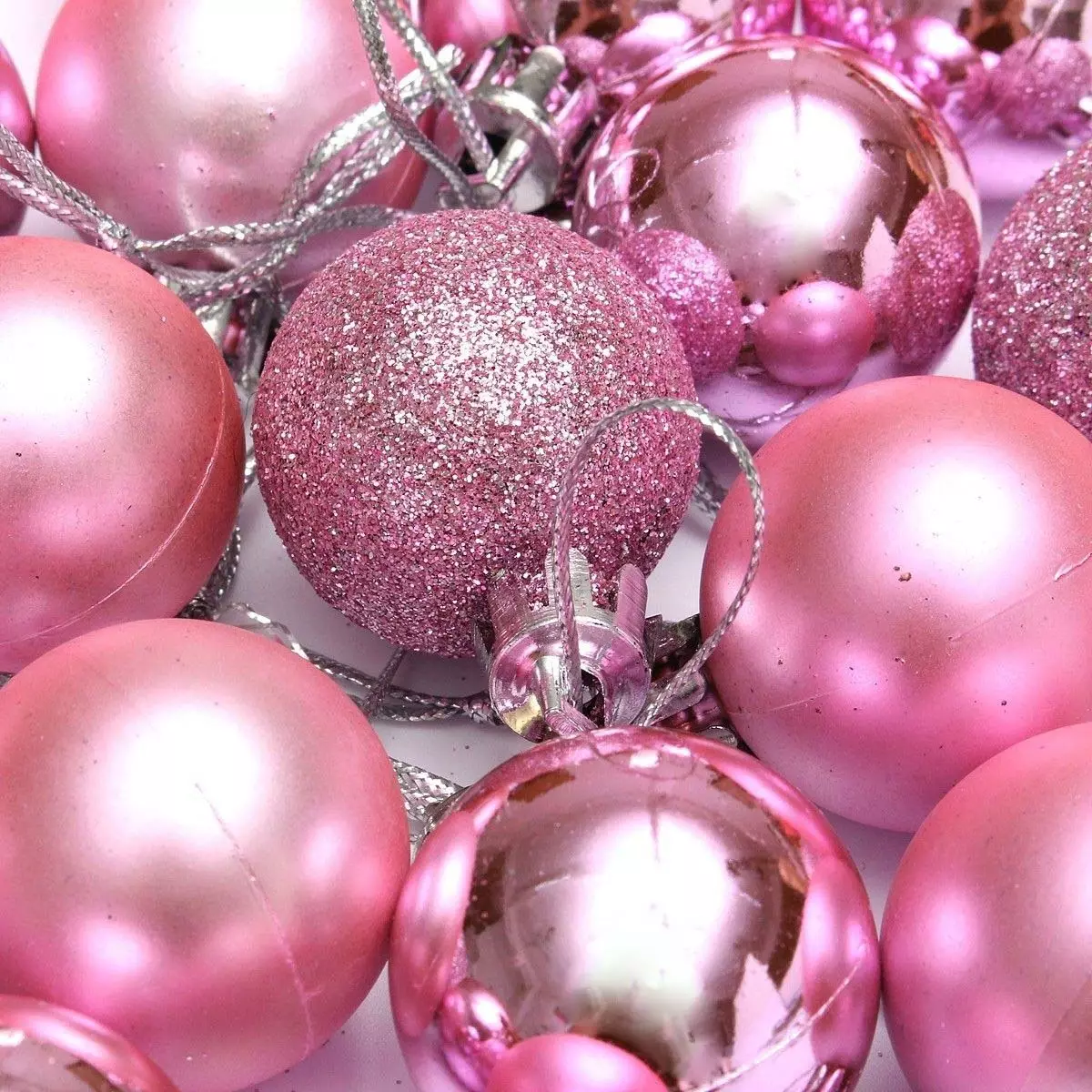 Hvor smukt dekorere juletræet med bolde? Korrekt og smuk dekoration pink, rød og blå, grøn og andre farverige bolde 7614_16