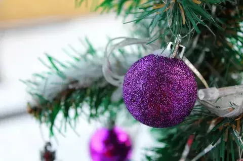 Hvor smukt dekorere juletræet med bolde? Korrekt og smuk dekoration pink, rød og blå, grøn og andre farverige bolde 7614_18