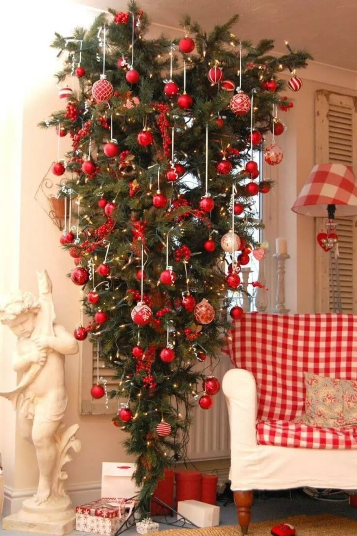 Quão lindamente decora a árvore de Natal com bolas? Decoração adequada e bonita rosa, vermelho e azul, verde e outras bolas coloridas 7614_21