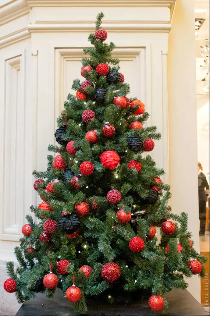 Quão lindamente decora a árvore de Natal com bolas? Decoração adequada e bonita rosa, vermelho e azul, verde e outras bolas coloridas 7614_22