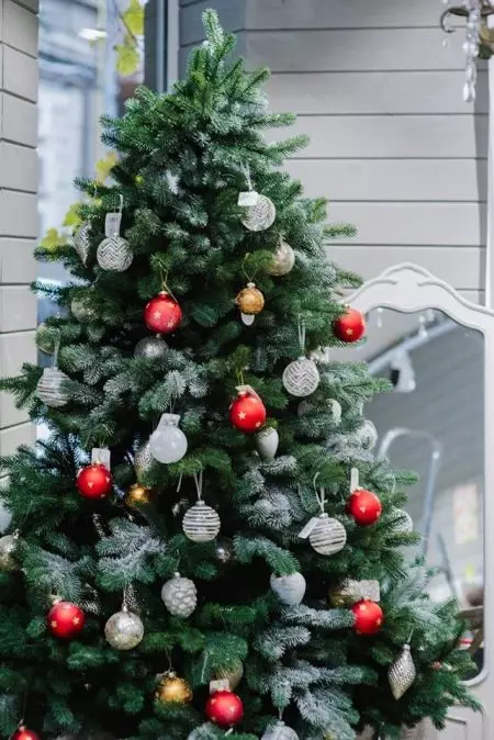 Quão lindamente decora a árvore de Natal com bolas? Decoração adequada e bonita rosa, vermelho e azul, verde e outras bolas coloridas 7614_26