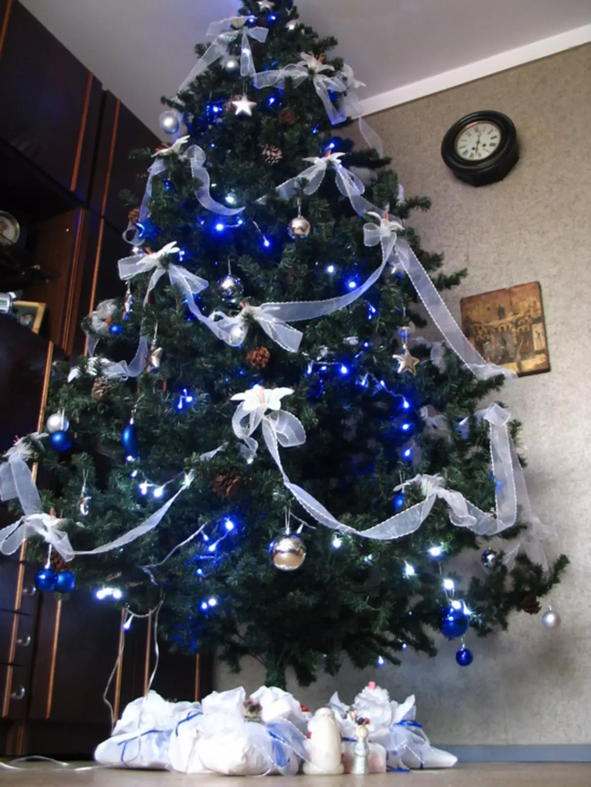 Quão lindamente decora a árvore de Natal com bolas? Decoração adequada e bonita rosa, vermelho e azul, verde e outras bolas coloridas 7614_27