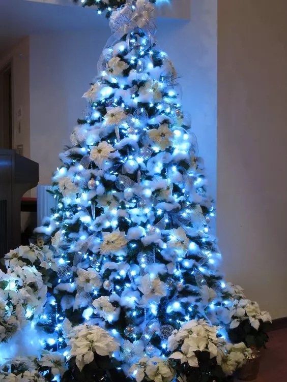 Quão lindamente decora a árvore de Natal com bolas? Decoração adequada e bonita rosa, vermelho e azul, verde e outras bolas coloridas 7614_29